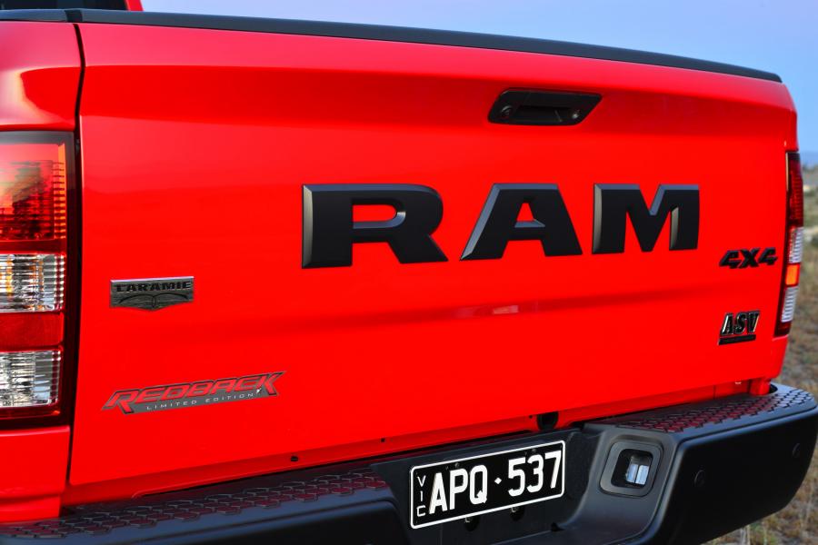 Логотип Dodge Ram 2500 Laramie Crew Cab Redback 2017 года  (AU) (фото 11 из 13)